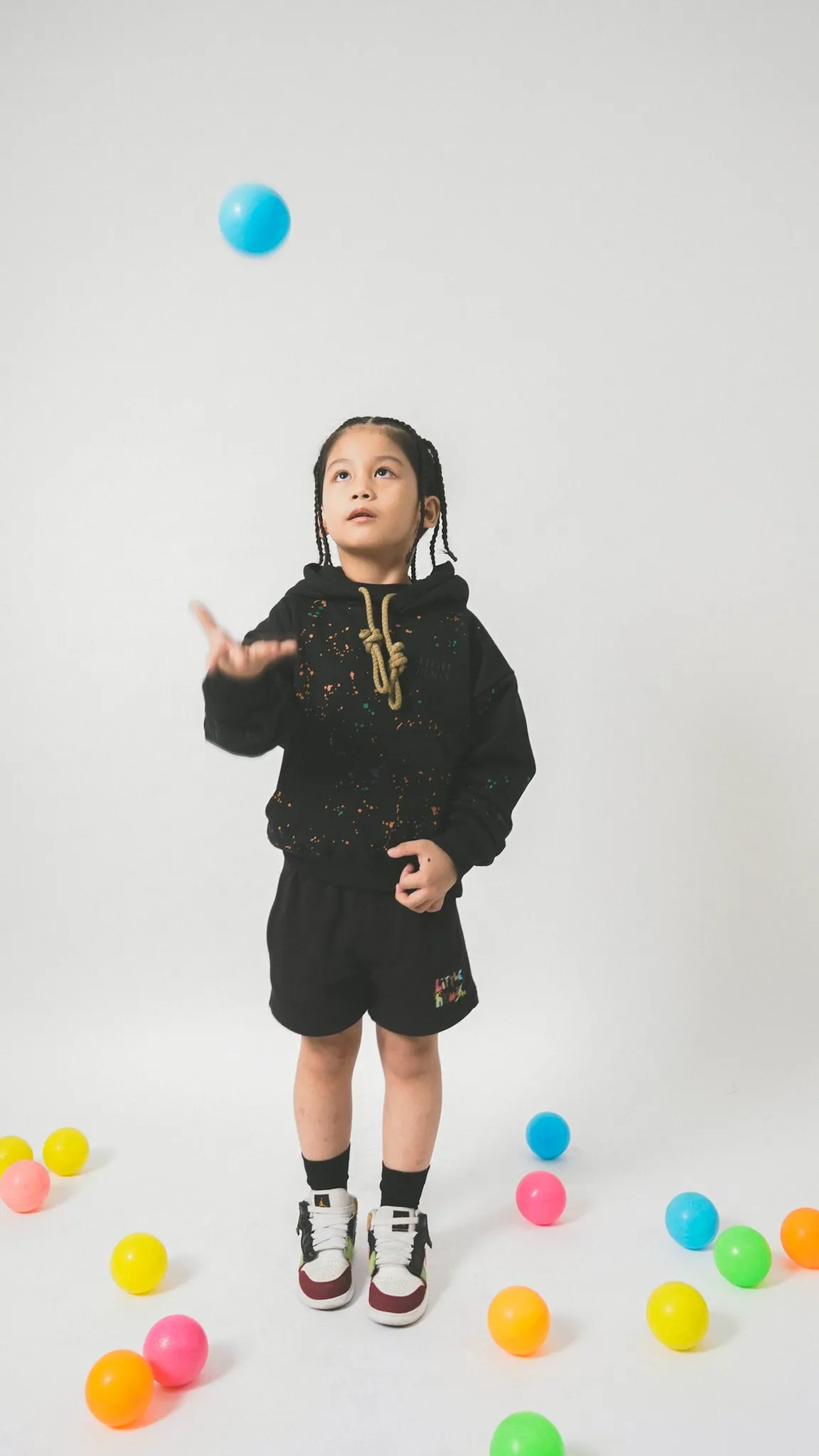 "CRAYONS" LITTLE HUMAN SWEATSHORTS IN ANTHRACITE