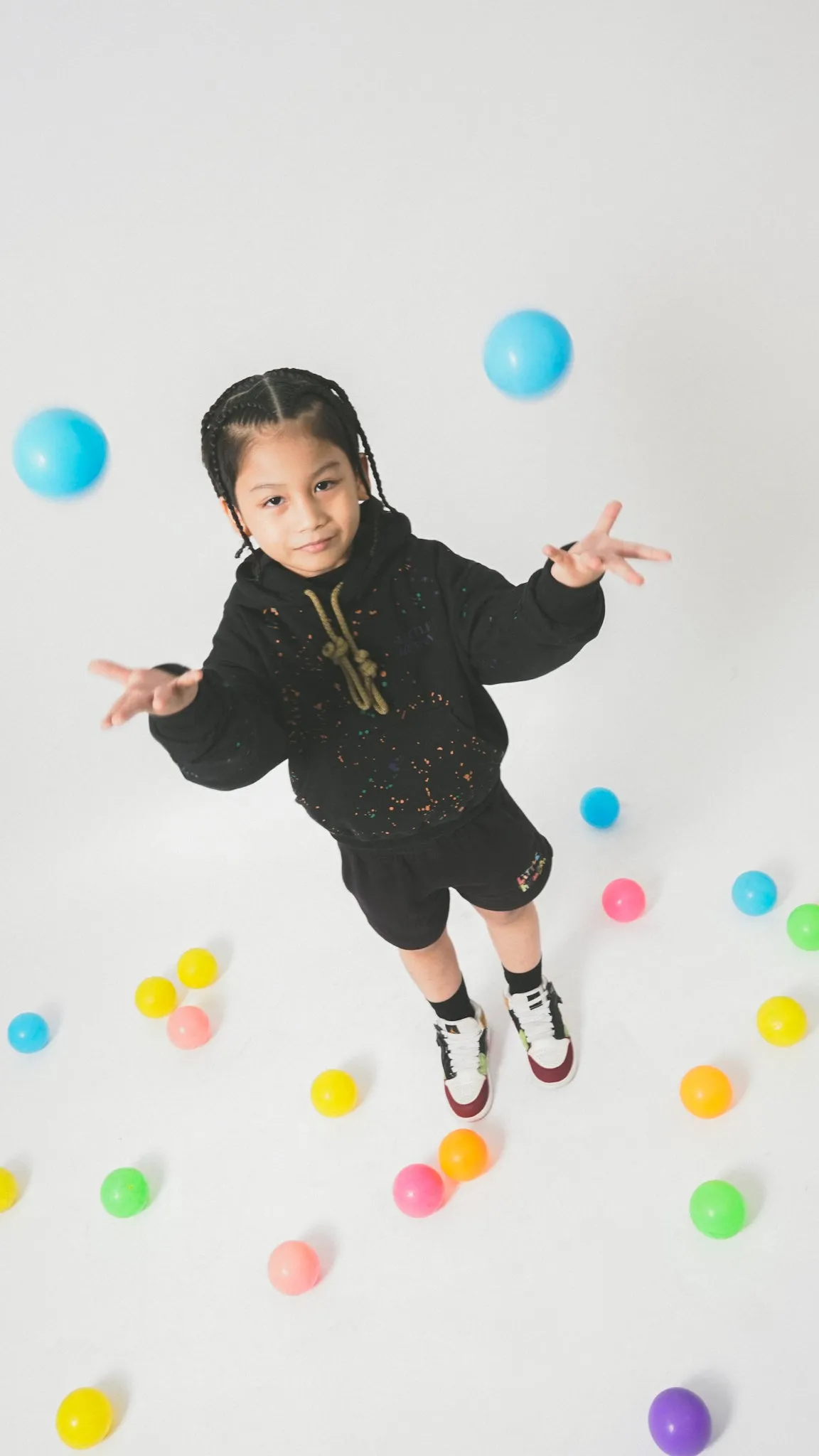 "CRAYONS" LITTLE HUMAN SWEATSHORTS IN ANTHRACITE